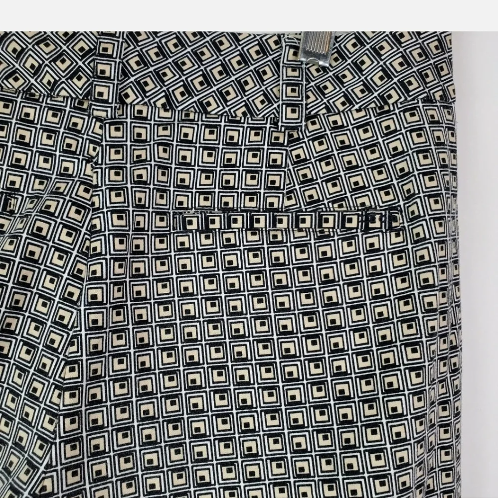 IZOD XFG Stretchy Women's Geometric Bermuda Cotton Black White Shorts‎ Size 4